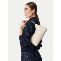 Torebka Calvin Klein. Białe torebki do ręki damskie Calvin Klein, bez wzorów, klasyczne, bez dodatków. Za 369.99 zł.