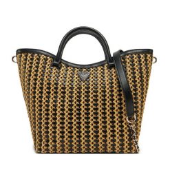 Torebka Guess. Czarne torebki do ręki damskie Guess, z aplikacjami, klasyczne, bez dodatków. Za 499.99 zł.