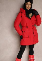 Czerwona Kurtka Parka o Prostym Kroju z Kapturem Ściągana w Talii Raviena. Czerwone kurtki damskie Renee, l, bez wzorów, z jeansu, biznesowe, z kapturem. Za 209.99 zł.