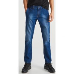 Jeansy regular fit - Granatowy. Niebieskie jeansy męskie Reserved. Za 129.99 zł.