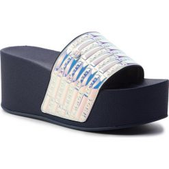 Klapki TOMMY HILFIGER - High Pool Slide Shiny Iridescent FW0FW04059 Midnight 403. Klapki damskie Tommy Hilfiger, bez wzorów, z materiału, bez obcasa, na obcasie, bez zapięcia. W wyprzedaży za 189.00 zł.