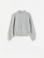 Sweter ze stójką - jasnoszary. Szare swetry damskie Reserved, l, bez wzorów, z dzianiny, bez kołnierzyka, bez ramiączek, bez kaptura. Za 129.99 zł.