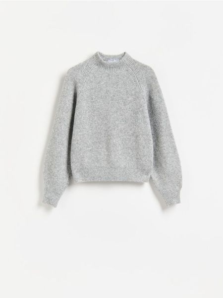 Sweter ze stójką - jasnoszary. Szare swetry damskie Reserved, l, bez wzorów, z dzianiny, bez kołnierzyka, bez ramiączek, bez kaptura. Za 129.99 zł.