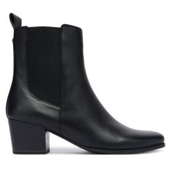 Botki Caprice. Czarne botki damskie Caprice, bez obcasa, na słupku, bez zapięcia. Za 339.99 zł.