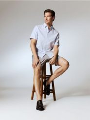 Elegancka koszula regular fit - jasnoniebieski. Niebieskie koszule męskie Reserved, l, bez wzorów, z bawełny, eleganckie, bez kołnierzyka, bez ramiączek. Za 99.99 zł.