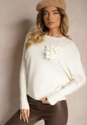 Biały Nietoperzowy Sweter z Wiskozą Zdobiony Aplikacją w Kształcie Kwiatów Evasinae. Białe swetry damskie Renee, z aplikacjami, z jeansu, casualowe, bez kołnierzyka, bez ramiączek, bez kaptura. Za 79.99 zł.