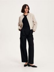 Spodnie z kieszeniami cargo - czarny. Czarne spodnie materiałowe damskie Reserved, l, bez wzorów, z tkaniny. W wyprzedaży za 45.99 zł.