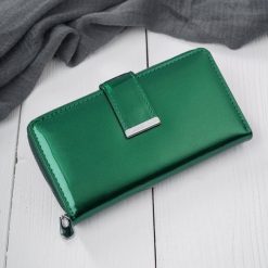 Portfel damski skórzany duży lakierowany zielony poziomy z RFID SP-25-GR. Zielone portfele damskie bez wzorów, z lakierowanej skóry. Za 119.00 zł.