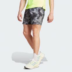 Szorty Own the Run Allover Print. Białe krótkie spodenki sportowe męskie Adidas, xs, bez wzorów, do biegania. Za 183.40 zł.