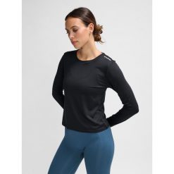 Koszulka damska Hummel Mt Aura Mesh. Czarne koszulki sportowe damskie Hummel, bez wzorów, z meshu, sportowe, bez kołnierzyka. Za 196.50 zł.