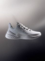 4F Niskie buty do sportów halowych Destroyer damskie - białe 39. Białe obuwie sportowe damskie 4f, bez wzorów, z gumy, na fitness i siłownię. Za 399.99 zł.