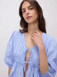 Bluzka z baskinką - jasnoniebieski. Niebieskie bluzki damskie Reserved, l, bez wzorów, z bawełny, bez kołnierzyka, bez ramiączek. W wyprzedaży za 79.99 zł.