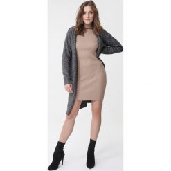 Czarny Kardigan Michaela. Czarne kardigany damskie Born2be, l, bez wzorów, z jeansu, eleganckie, długie. Za 109.99 zł.