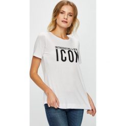 Guess Jeans - Top. Szare topy damskie Guess Jeans, z nadrukiem, z dzianiny, z okrągłym kołnierzem, z krótkim rękawem. Za 189.90 zł.