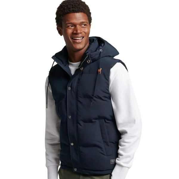 Kurtka bez rękawów z kapturem Superdry Everst. Niebieskie kurtki męskie Superdry., na zimę, m, bez wzorów, z materiału, eleganckie, z kapturem. Za 482.50 zł.