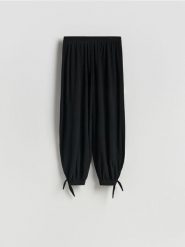 Spodnie balloon - czarny. Czarne spodnie materiałowe damskie Reserved, l, bez wzorów, z dzianiny. Za 109.99 zł.