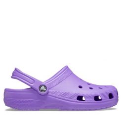 Klapki Crocs. Białe klapki damskie Crocs, bez wzorów, bez obcasa. Za 169.99 zł.