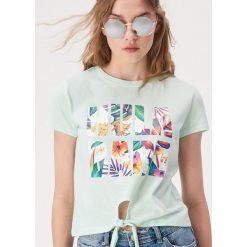 Wiązany t-shirt z tropikalnym nadrukiem - Turkusowy. Niebieskie t-shirty damskie Sinsay, l, bez wzorów, bez kołnierzyka. W wyprzedaży za 7.99 zł.