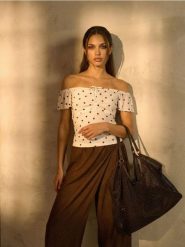 Bluzka z siateczką i marszczeniem w grochy - wielobarwny. Bluzki damskie Sinsay, l, bez wzorów, bez kołnierzyka, bez ramiączek. Za 29.99 zł.