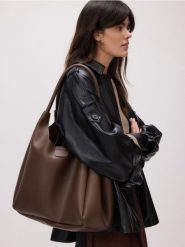 Torebka hobo - brązowy. Brązowe torebki do ręki damskie Reserved, bez wzorów, ze skóry, bez dodatków. Za 159.99 zł.