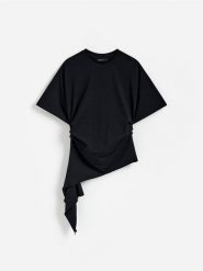 T-shirt z asymetrycznym dołem - czarny. Czarne t-shirty damskie Reserved, l, bez wzorów, z bawełny, z asymetrycznym kołnierzem. Za 79.99 zł.