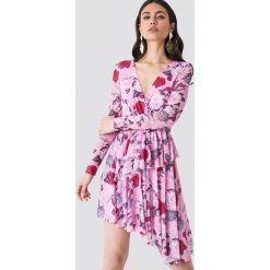 NA-KD Siateczkowa sukienka z falbaną - Pink,Multicolor. Różowe sukienki damskie NA-KD, z kopertowym dekoltem, z długim rękawem. Za 202.95 zł.