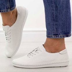 Białe ażurowe skórzane półbuty damskie S.Barski 7079. Białe półbuty damskie S.BARSKI, na jesień, w ażurowe wzory, z jeansu, casualowe, bez obcasa, na płaskiej podeszwie, bez zapięcia. Za 239.00 zł.