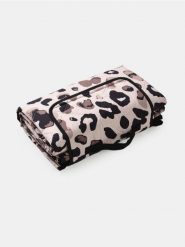 Koc piknikowy w panterkę - brązowy. Brązowe kocyki dla dzieci Sinsay. Za 49.99 zł.