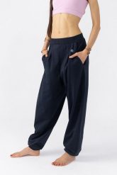 Spodnie dresowe Moonholi Moony Comfy Sweatpants z kieszeniami. Niebieskie spodnie dresowe damskie MOONHOLI, s, bez wzorów, z bawełny, na fitness i siłownię. Za 369.00 zł.