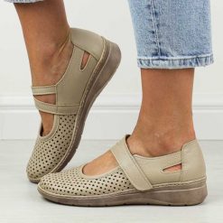 Beżowe skórzane ażurowe Polskie półbuty damskie Gregors 1040. Brązowe półbuty damskie GREGORS, na lato, w ażurowe wzory, ze skóry, eleganckie, bez obcasa, bez zapięcia. W wyprzedaży za 341.10 zł.