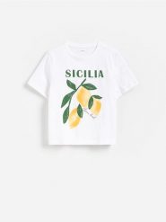 T-shirt z nadrukiem - biały. Białe t-shirty damskie Reserved, l, bez wzorów, z bawełny, bez kołnierzyka. Za 49.99 zł.