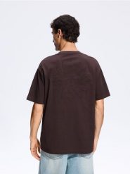 T-shirt boxy z naszwyką - ciemnobrązowy. Brązowe t-shirty męskie Reserved, l, bez wzorów, z bawełny, bez kołnierzyka. Za 89.99 zł.