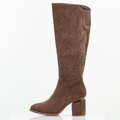 Brązowe zamszowe ażurowe kozaki damskie na słupku S.Barski 8122. Brązowe kozaki damskie S.BARSKI, z jeansu, bez obcasa, na słupku. Za 299.00 zł.