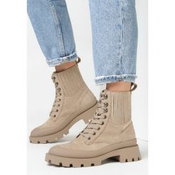 Ciemnobeżowe Botki Augun. Brązowe botki damskie Born2be, z gumy, eleganckie, za kostkę, bez obcasa, na płaskiej podeszwie, bez zapięcia. Za 149.99 zł.