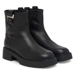 Botki Calvin Klein. Czarne botki damskie Calvin Klein, bez obcasa, na płaskiej podeszwie, bez zapięcia. Za 799.99 zł.