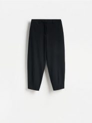 Spodnie barrel leg - czarny. Czarne spodnie materiałowe damskie Reserved, l, bez wzorów, z tkaniny. Za 129.99 zł.