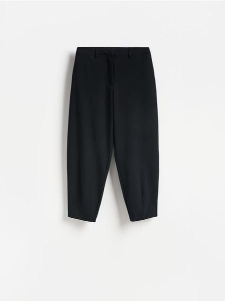 Spodnie barrel leg - czarny. Czarne spodnie materiałowe damskie Reserved, l, bez wzorów, z tkaniny. Za 119.99 zł.