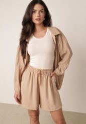 Beżowe Letnie Szorty Casual z Wysokim Stanem z Dużą Zawartością Wiskozy Agarione. Brązowe szorty damskie Born2be, na lato, l, bez wzorów, z materiału, casualowe, z podwyższonym stanem. Za 39.99 zł.