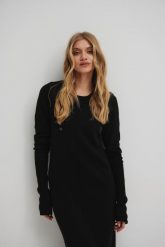 Wełniana sukienka maxi w kolorze TOTALLY BLACK - SILMA-XS/S. Czarne sukienki damskie Marsala, na co dzień, s, bez wzorów, z kaszmiru, bez kołnierzyka, bez ramiączek, maxi. W wyprzedaży za 62.48 zł.