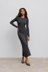 Dopasowana sukienka maxi z napami w kolorze GRAPHITE- MENSA. Szare sukienki damskie Marsala, bez wzorów, z dzianiny, eleganckie, bez kołnierzyka, bez ramiączek, maxi, dopasowane. Za 249.90 zł.