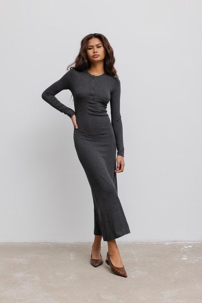 Dopasowana sukienka maxi z napami w kolorze GRAPHITE- MENSA. Szare sukienki damskie Marsala, bez wzorów, z dzianiny, eleganckie, bez kołnierzyka, bez ramiączek, maxi, dopasowane. Za 249.90 zł.