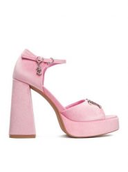 Juicy Couture Sandały EO-WSS21645-01 Różowy. Czerwone sandały damskie Juicy Couture, bez wzorów, z materiału, bez obcasa, na słupku, bez zapięcia. Za 209.99 zł.