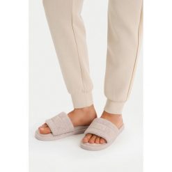 Kapcie G-Star. Brązowe kapcie damskie G-Star, bez wzorów. Za 89.99 zł.