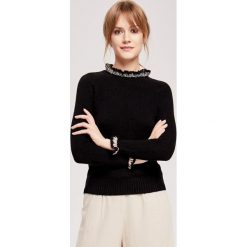 Sweter w kolorze czarnym. Czarne swetry damskie ZOCHA, s, bez wzorów, z kaszmiru, bez kołnierzyka, bez ramiączek, bez kaptura. W wyprzedaży za 379.95 zł.