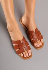 Brązowe Klapki z Przeplatanymi Paskami i Kwadratowym Noskiem Filiela. Brązowe klapki damskie Renee, bez wzorów, eleganckie, bez obcasa, na płaskiej podeszwie. Za 44.99 zł.