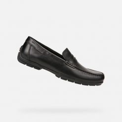 Buty żeglarskie Geox Moner. Czarne eleganckie półbuty Geox, z gumy, biznesowe, bez zapięcia. Za 552.55 zł.