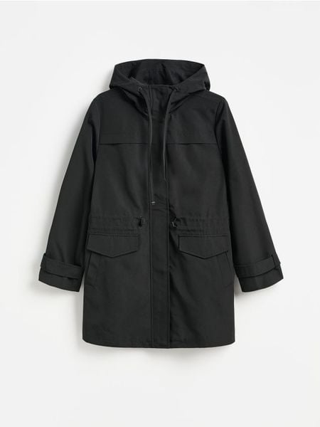 Długa parka z kapturem - czarny. Czarne parki damskie Reserved, l, bez wzorów, z tkaniny, z kapturem. Za 179.99 zł.