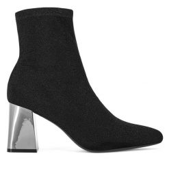 Botki DeeZee. Czarne botki damskie DeeZee, bez obcasa, na słupku, bez zapięcia. Za 189.99 zł.