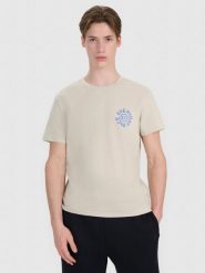 4F T-shirt regular z nadrukiem męski - beżowy L. Brązowe koszulki sportowe męskie 4f, l, bez wzorów, z bawełny, klasyczne, bez kołnierzyka. W wyprzedaży za 49.99 zł.