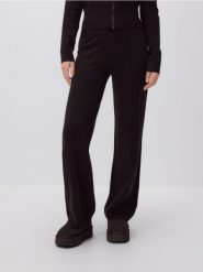 Dzianinowe spodnie - brązowy. Brązowe spodnie materiałowe damskie Reserved, l, bez wzorów, z dzianiny. Za 139.99 zł.